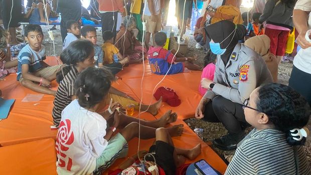 Sejumlah siswa SD saat mendapat penanganan medis di tenda darurat yang dibangun polisi di Lapangan Puspenmas Soe, Kabupaten TTS, NTT, Jumat (3/10/2025).