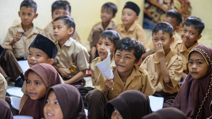Guru menyampaikan materi pelajaran melalui papan interaktif atau layar digital pintar (Interactive Flat Panel) di SD Negeri Panunggulan 2, Kabupaten Serang, Banten, Jumat (3/10/2025). Sejumlah sekolah dasar di Kabupaten Serang mulai menggunakan layar digital pintar yang merupakan program bantuan Pemerintah Pusat sebagai upaya mengatasi kesenjangan dalam penyelenggaraan sarana pendidikan baik di daerah perkotaan maupun daerah pelosok. ANTARA FOTO/Muhammad Bagus Khoirunas/rwa.