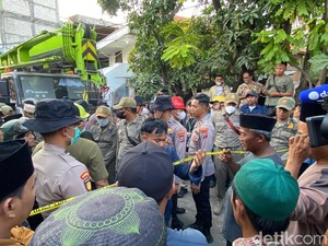 Evakuasi Korban Ponpes Sidoarjo Sempat Diwarnai Ketegangan Keluarga-Petugas