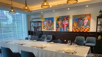 Pencahayaan temaram, meja berlapis kain linen putih, dan booth nyaman menciptakan atmosfer elegan ala Italian-American steakhouse. Konsep ini digagas Chef Jonathan Tek. Foto: detikFood
