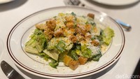 Sebagai pembuka, Caesar Salad Classic (Rp 95.000) disajikan dengan romaine lettuce, parmesan, dan crouton renyah. Chef Jon menyebut menu ini wajib ada di setiap steakhouse. Foto: detikFood