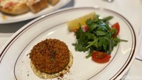 Hidangan Crab Cake (Rp 210.000) jadi favorit. Terbuat dari blue crab melimpah, digoreng garing, lalu disajikan dengan saus bolognese gurih pedas yang menyeimbangkan rasa manisnya. Foto: detikFood