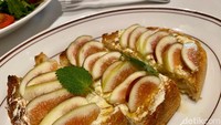 Bruschetta Figs and Cream Cheese (Rp 85.000) unik dengan sourdough renyah, krim keju homemade, potongan buah ara segar, serta madu trigona yang harum manis sekaligus gurih. Foto: detikFood