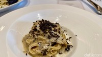 Pasta Tajarin Truffle Butter (Rp 190.000) dibuat dengan pasta segar, butter, truffle pâté, dan parmigiano reggiano. Tekstur hidangan ini creamy dengan aroma truffle yang begitu menggoda. Foto: detikFood