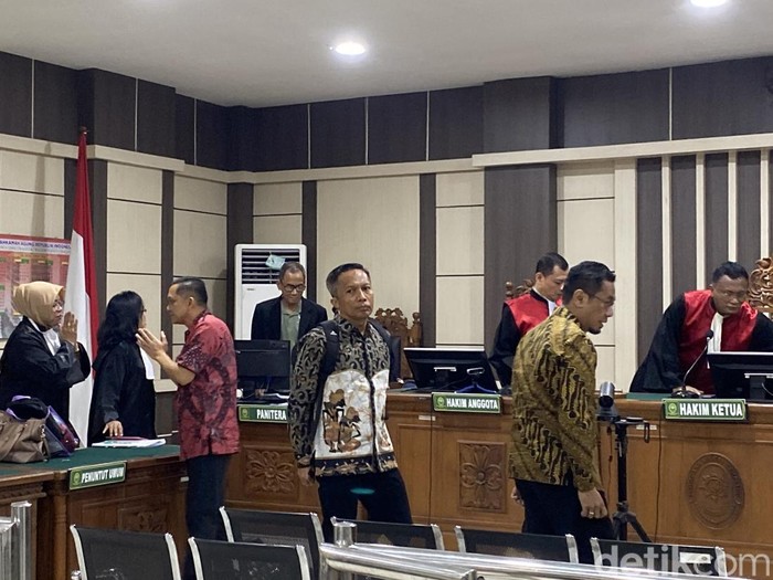 Sidang perdana eks Sekda Cilacap Awaluddin Muuri, Eks Kabag Perekonomian Setda Cilacap, dan Eks Direktur PT Rumpun Sari Antan (RSA) di Pengadilan Tipikor Semarang, Jumat (3/10/2025).