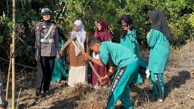 Siswa MAN 1 Rambah, Rokan Hulu menanam pohon bersama polantas, Jumat (3/10/2025).
