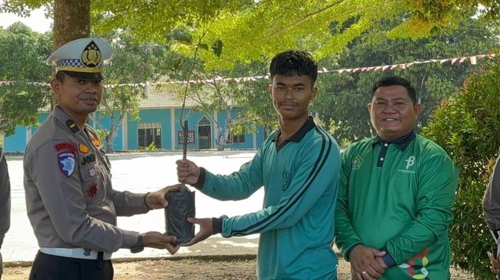 Siswa MAN 1 Rambah, Rokan Hulu menanam pohon bersama polantas, Jumat (3/10/2025).