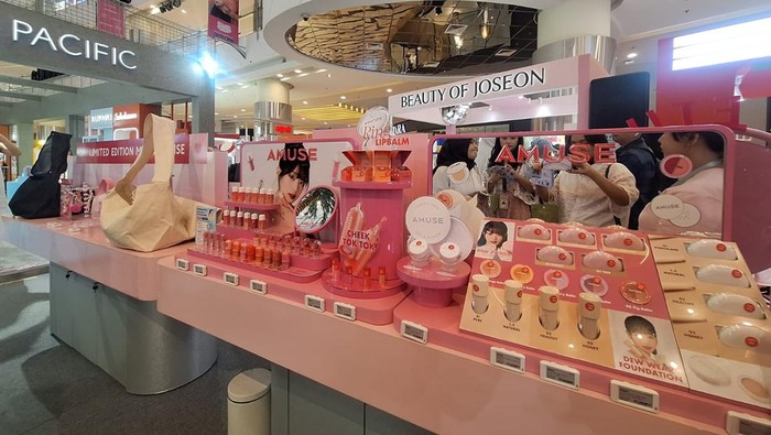 Pameran kecantikan Sociolla K-BeautyLand di Central Park Mall.