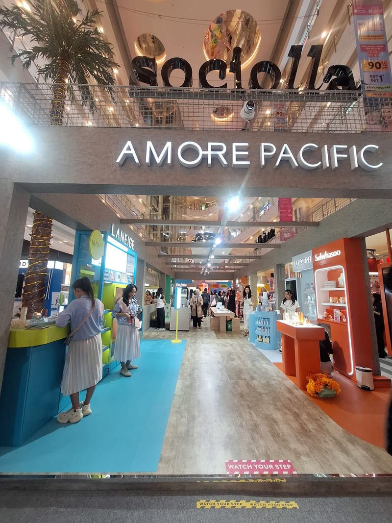 Pameran kecantikan Sociolla K-BeautyLand di Central Park Mall.