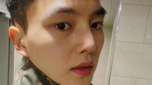 Dia menjalani wajib militer selama 18 bulan sebagai tentara aktif di Angkatan Darat Korea Selatan. Foto: Instagram @songkang_b