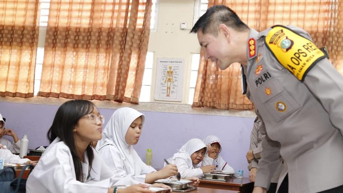 SPPG Polri di Pejaten dan Cipinang Bagikan Angket Opsi menu MBG ke penerima manfaat, Jumat (3/10/2025).