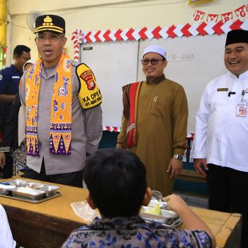 SPPG Polri di Pejaten dan Cipinang Bagikan Angket Opsi menu MBG ke penerima manfaat, Jumat (3/10/2025).
