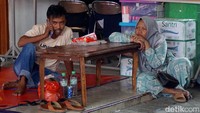 Suasana Posko Gabungan yang sebelumnya ramai oleh keluarga santri yang menanti kabar keberadaan korban. Kini mulai berkurang dibandingkan hari sebelumnya.