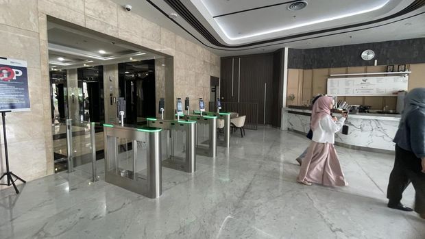 Suasana geudng Kementerian Badan Usaha Milik Negara (BUMN) di Jakarta, Jumat (3/10/2025). (CNBC Indonesia/Romys Binekasri)