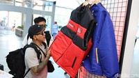 Wisatawan membeli Merchandise MotoGP di Bandara Internasional Lombok Praya, Nusa Tenggara Barat, Jumat (3/10/2025).