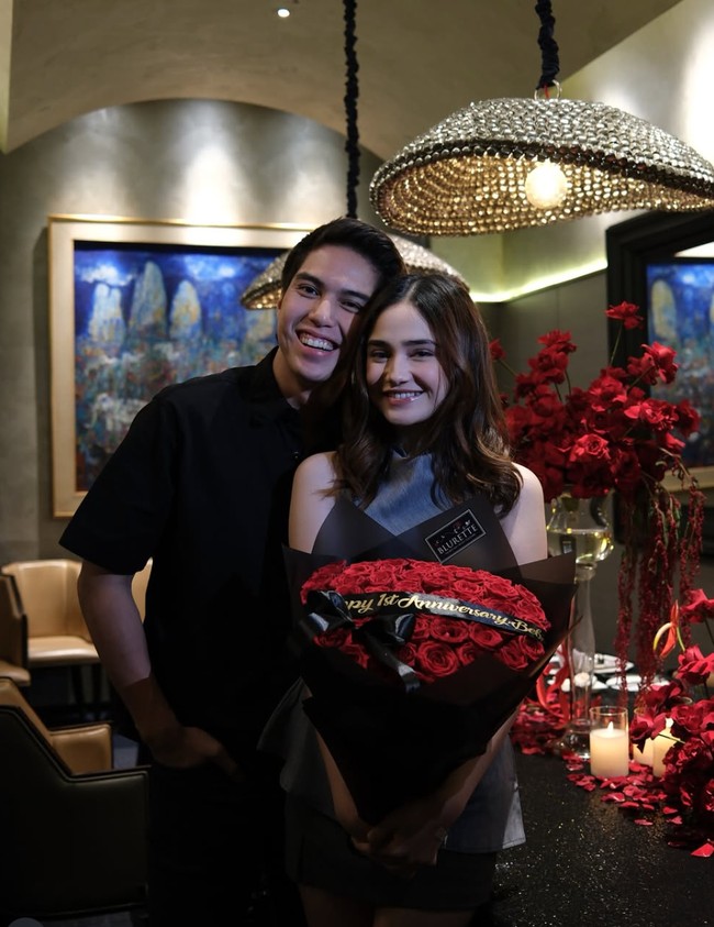 Pasangan kekasih El Rumi dan Syifa Hadju baru saja merayakan anniversary pertama masa pacaran mereka. Keduanya memilih menghabiskan momen spesial tersebut dengan makan malam romantis berdua. Foto: Instagram/@syifahadju