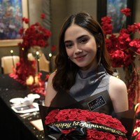 Syifa tampil cantik dalam balutan busana tanpa lengan berwarna abu-abu. Dalam foto terlihat dirinya yang memegang buket bunga mawar merah pemberian El. Foto: Instagram/@syifahadju