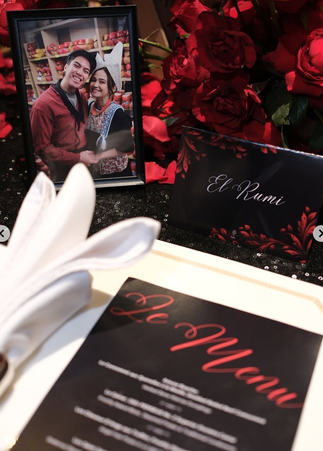 Tempat keduanya makan malam juga sudah didekorasi dengan bunga-bunga mawar merah serta foto-foto romantis keduanya. One year of love and laughter, cheers to forever, tulis Syifa dalam keterangan unggahannya. Foto: Instagram/@syifahadju