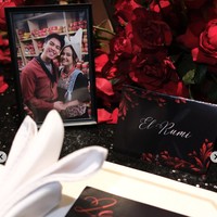 Tempat keduanya makan malam juga sudah didekorasi dengan bunga-bunga mawar merah serta foto-foto romantis keduanya. One year of love and laughter, cheers to forever, tulis Syifa dalam keterangan unggahannya. Foto: Instagram/@syifahadju