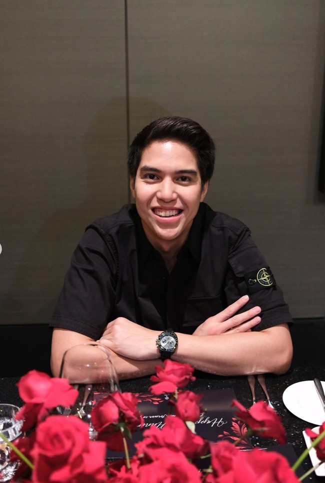 El tampil simpel kenakan kemeja hitam lengkap dengan jam tangan senada. Rambutnya tampak tertata rapi. Foto: Instagram/@syifahadju