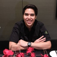 El tampil simpel kenakan kemeja hitam lengkap dengan jam tangan senada. Rambutnya tampak tertata rapi. Foto: Instagram/@syifahadju