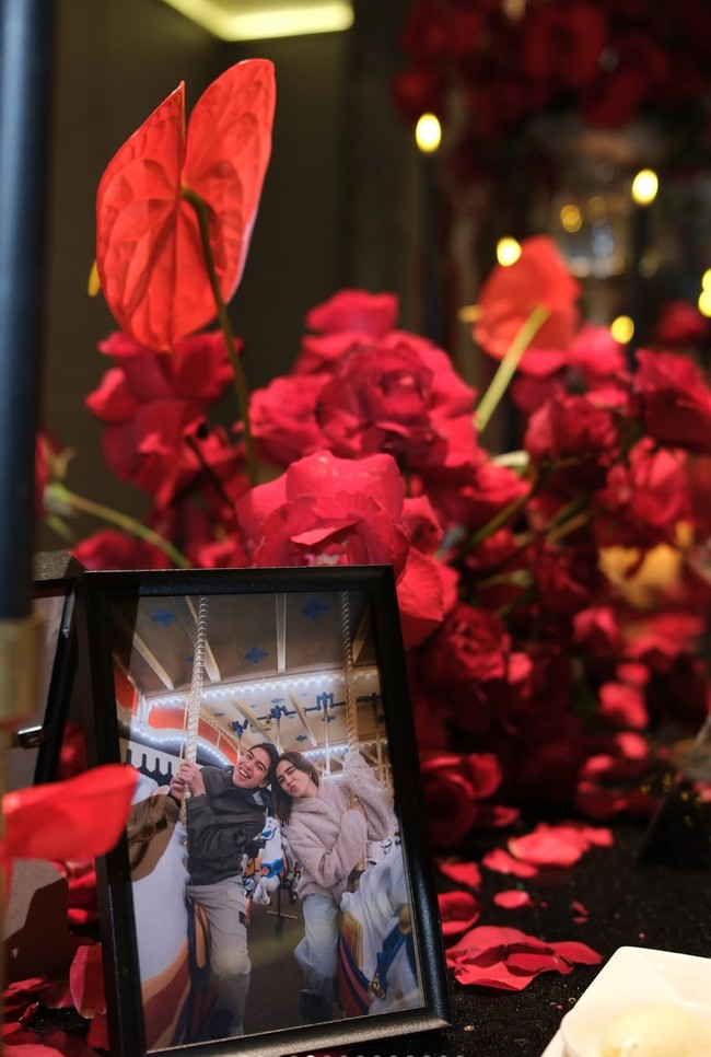 Beberapa foto-foto El dan Syifa saat liburan bersama juga tampak menghiasi meja tempat keduanya dinner. Dekorasi dengan nuansa merah dan hitam itu tampak elegan dan menambah nuansa romantis. Foto: Instagram/@syifahadju