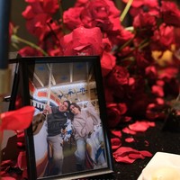 Beberapa foto-foto El dan Syifa saat liburan bersama juga tampak menghiasi meja tempat keduanya dinner. Dekorasi dengan nuansa merah dan hitam itu tampak elegan dan menambah nuansa romantis. Foto: Instagram/@syifahadju