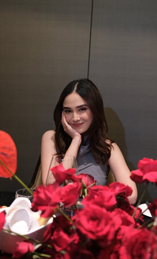 Dengan riasan soft dan rambut curly yang dibiarkan terurai, aktris 25 tahun itu pancarkan kecantikan naturalnya. Foto: Instagram/@syifahadju