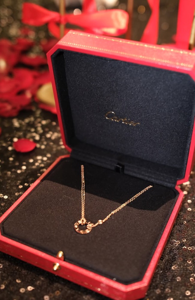 Tak hanya mendapat buket bunga, Syifa juga memamerkan hadiah pemberian El. Dari unggahannya diketahui Syifa mendapatkan sebuah kalung dari merek mewah Cartier. Cartier 18K Yellow Gold Love Necklace itu diperkirakan harganya mencapai sekitar Rp 33 juta. Foto: Instagram/@syifahadju