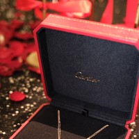 Tak hanya mendapat buket bunga, Syifa juga memamerkan hadiah pemberian El. Dari unggahannya diketahui Syifa mendapatkan sebuah kalung dari merek mewah Cartier. Cartier 18K Yellow Gold Love Necklace itu diperkirakan harganya mencapai sekitar Rp 33 juta. Foto: Instagram/@syifahadju