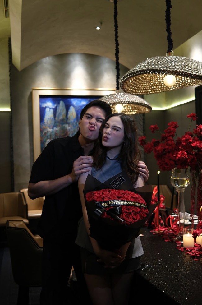 Tak lupa El dan Syifa juga memamerkan pose kompak nan romantis mereka. Tampak keduanya kompak memberikan ekspresi duck face ke arah kamera. Foto: Instagram/@syifahadju