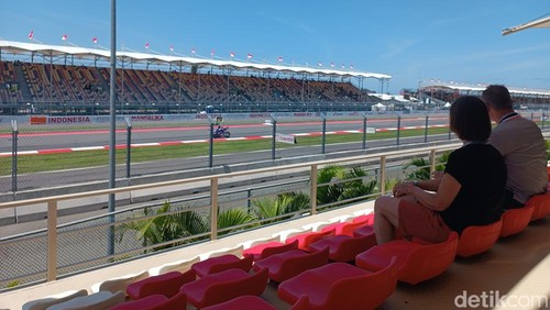 Tampak para pembalap saat mengikuti sesi Free Practice (FP1) Pertamina Grand Prix of (MotoGP) di Sirkuit Mandalika 2025, pada Jumat (3/10/2025). (Edi Suryansyah/detikBali)