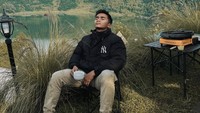 Taqy Malik juga senang menikmati suasana alam yang asri. Sekadar berkemping untuk menikmati minuman hangat di tepi danau menjadi caranya untuk rehat. Foto: Instagram/taqy_malik