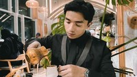 Pergi ke tanah Arab tidak dilewatkan Taqy Malik untuk menikmati seduhan kopi khas Timur tengah. Ia bahkan menuangnya sendiri dan menikmatinya segera saat masih hangat. Foto: Instagram/taqy_malik