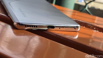 Baterai 5.200 mAh dengan fast charging 45W siap menemani aktivitas seharian. Perangkat ini juga sudah bersertifikasi IP68/IP69 untuk ketahanan debu dan air, dilindungi Gorilla Glass 7i, dan lulus uji SGS 5 Star Drop Resistance. Audio ditingkatkan dengan dual speaker Dolby Atmos serta sensor sidik jari di layar. Foto: Adi Fida Rahman/detikINET