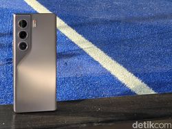 Wujud Tecno Camon 40 Pro 5G Sandy Titanium,  Warna Baru Harga Rp 3 Jutaan