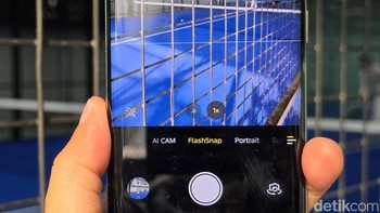 Fitur FlashSnap pada Tecno Camon 40 Pro 5G digunakan untuk mengambil gambar objek bergerak dengan cepat dan tajam tanpa blur. Fitur ini ideal untuk mengabadikan momen olahraga, seperti padel. Foto: Adi Fida Rahman/detikINET
