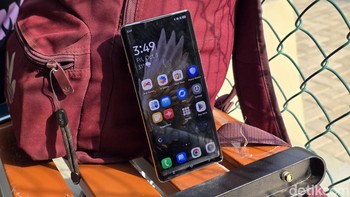 Ponsel ini memiliki layar AMOLED melengkung 6,78 inci Full HD+ (1.080 x 2.436 piksel) dengan refresh rate hingga 144 Hz dan tingkat kecerahan maksimal 1.300 nits. Rasio screen-to-body mencapai 94% berkat bezel tipis, ideal untuk gaming, streaming, dan scrolling media sosial. Foto: Adi Fida Rahman/detikINET
