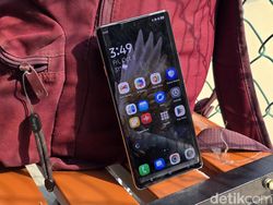 Wujud Tecno Camon 40 Pro 5G Sandy Titanium,  Warna Baru Harga Rp 3 Jutaan