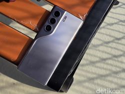 Wujud Tecno Camon 40 Pro 5G Sandy Titanium,  Warna Baru Harga Rp 3 Jutaan