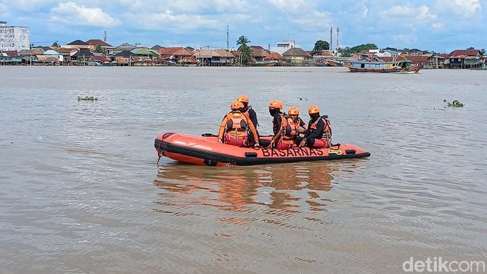 Tim SAR lakukan pencarian hari kedua hilangnya Siti Aisyah (32) di Sungai Musi, Palembang.