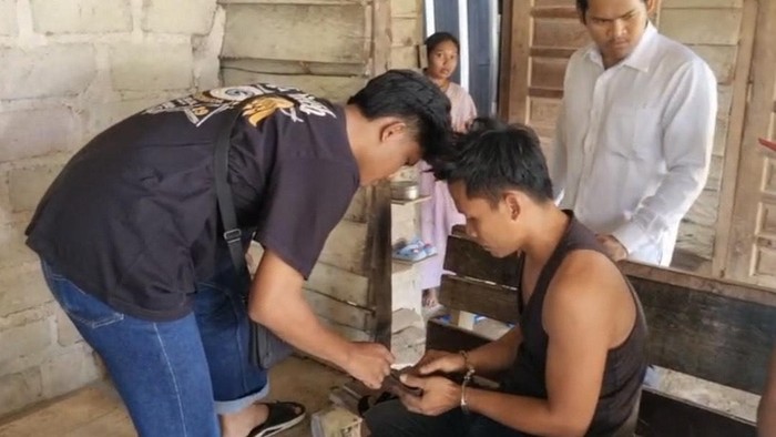 Tersangka saat diamankan di tempat kerjanya.