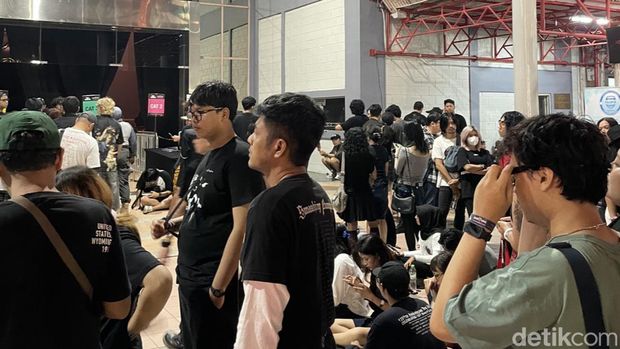 Antrean di pintu masuk konser The Smashing Pumpkins.