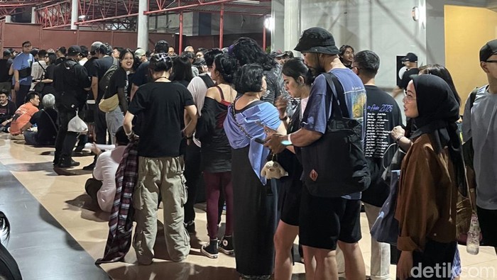 Antrean di pintu masuk konser The Smashing Pumpkins.