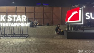 Salah satunya konser The Smashing Pumpkins nih yang berjalan di Hall A2 dan A3 JIExpo. Ada pagar pembatas yang tinggi untuk membatasi antara venue konsernya dengan acara lain. Pingkan Nur Anggraeni/detikpop