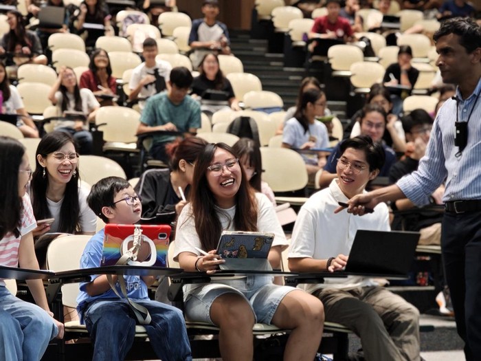 Theodore Kwan yang baru berusia 7 tahun mengikuti kelas kimia di NTU, Singapura