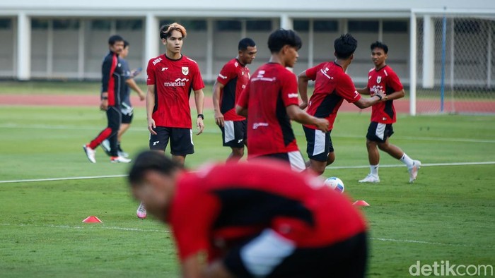 Pemain Timnas Indonesia U23 mulai menjalani latihan intensif jelang SEA Games 2025 di Lapangan Madya, Jakarta, Jumat (3/10/2025).
