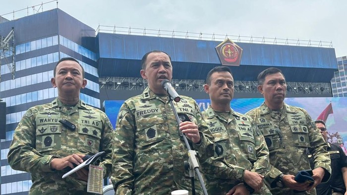 TNI menjelaskan bendera Merah Putih raksasa robek saat gladi HUT ke-80 TNI di Monas (Rumondang/detikcom)