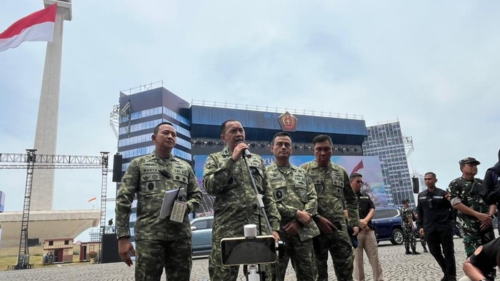 TNI menjelaskan bendera Merah Putih raksasa robek saat gladi HUT ke-80 TNI di Monas (Rumondang/detikcom)