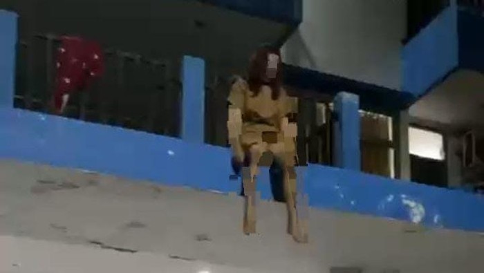 Seorang mahasiswi Universitas Muhammadiyah Gorontalo (UMGO) berinisial SH membuat heboh gegara duduk di balkon asrama putri.